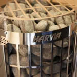 Gros plan du compartiment à pierres avec grille sur le dessus du Harvia_Cilindro pc90e