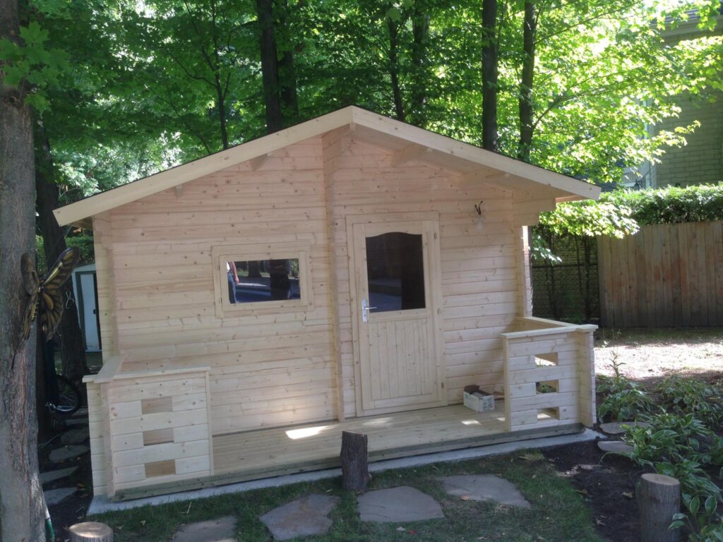 Log cabin outdoor sauna with a porch in a backyard